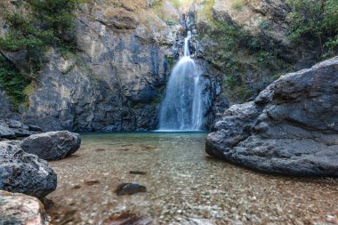 Chok Kra-Din Şelalesi. Kanchanaburi Tayland 'daki Thong Pha Phum Ulusal Parkı' nın güzel doğal manzaralı yeri.