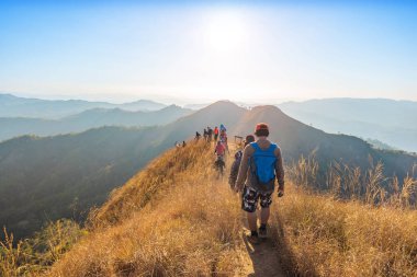 Gün batımında Khao Chang Phuak, Kanchanaburi, Tayland 'da yürüyüş yapan yürüyüşçülerle dolu güzel bir manzara.