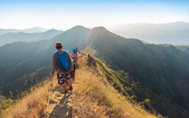 Gün batımında Khao Chang Phuak, Kanchanaburi, Tayland 'da yürüyüş yapan yürüyüşçülerle dolu güzel bir manzara.