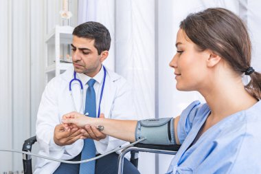 Asyalı doktor kontrolü hastanedeki ya da klinikteki nabız ölçer ile oldukça hasta atriyal basıncı, sağlık hizmetleri ve tıbbi konsept