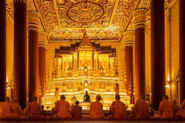 Taylandlı keşiş, Bangkok Tayland 'daki bir tapınakta Buda için dua ediyor.