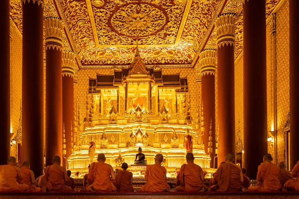 Taylandlı Keşiş Bangkok Tayland Daki Bir Tapınakta Buda Için Dua — Stok fotoğraf