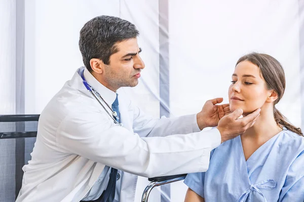 Asiático Médico Check Muito Paciente Para Ela Hormônios Tireóide Saudável — Fotografia de Stock