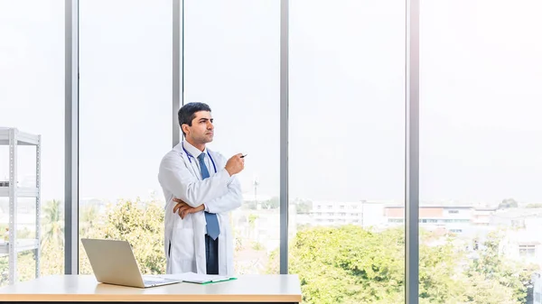 Médico Asiático Uniforme Bata Trabajando Serio Hospital Clínica Médica Concepto —  Fotos de Stock