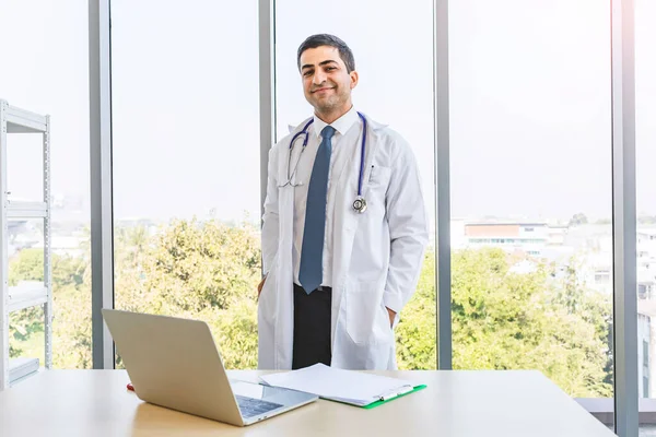 Médico Asiático Uniforme Bata Trabajando Con Felicidad Sonriendo Hospital Clínica —  Fotos de Stock