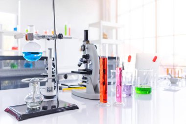 Fen laboratuarındaki beyaz masadaki bilim test tüpü ve ekipmanlar, fen testi konsepti