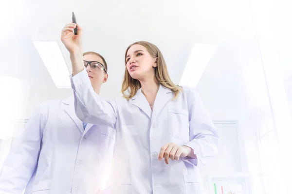 Scientists Brainstorming Some Confidential Write Plan Transparent Board Laboratory Teamwork — Stock Photo, Image