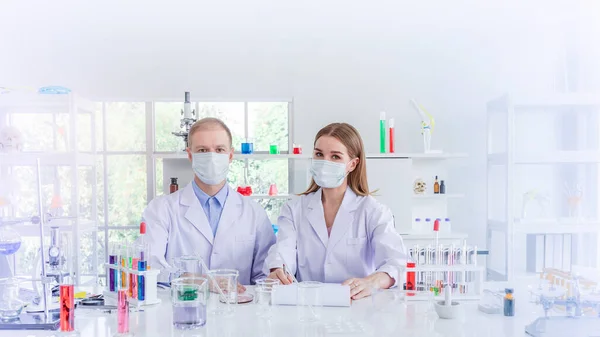 Wetenschappers Met Maskeeronderzoek Voor Een Aantal Vertrouwelijke Chemisch Laboratorium Teamwork — Stockfoto