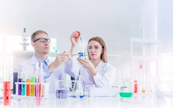 Cientistas Pesquisando Para Algum Confidencial Laboratório Químico Trabalho Equipe Conceito — Fotografia de Stock
