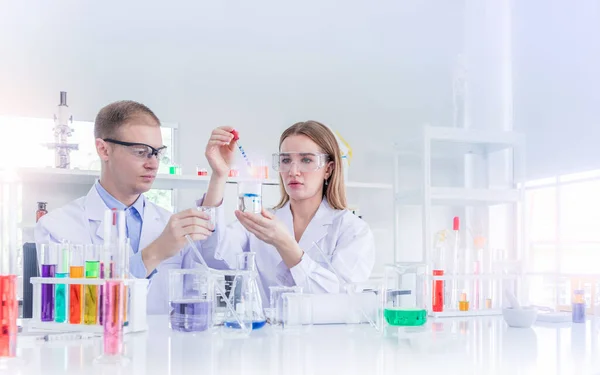 Cientistas Pesquisando Para Algum Confidencial Laboratório Químico Trabalho Equipe Conceito — Fotografia de Stock