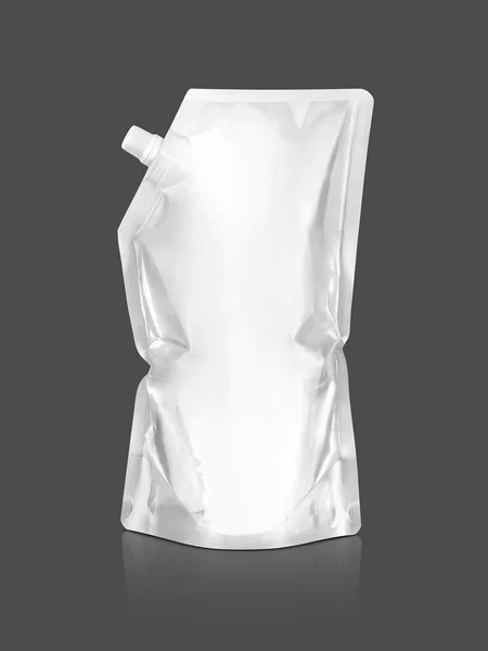 空の包装白いプラスチック製のポーチクリッピングパスとグレーの背景に隔離された製品補充デザイン — ストック写真
