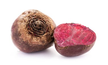 Taze doğal pancar kökleri beyaz arka planda izole edilmiş yüksek vitaminli organik besin maddeleridir.