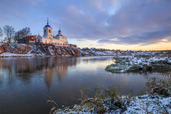 Kościół prawosławny, rosyjski Kościół, pierwszy śnieg w wiosce, budynek — Zdjęcie stockowe