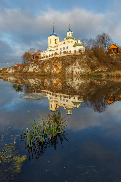 Kościół prawosławny, rosyjski Kościół, pierwszy śnieg w wiosce, budynek — Zdjęcie stockowe