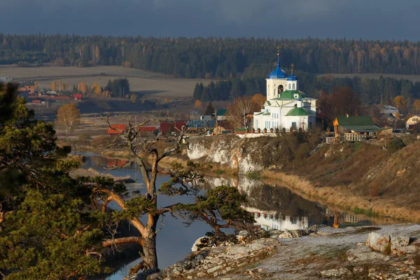 Ortodoxa kyrkan, ryska kyrkan, första snön i byn, bygga — Stockfoto