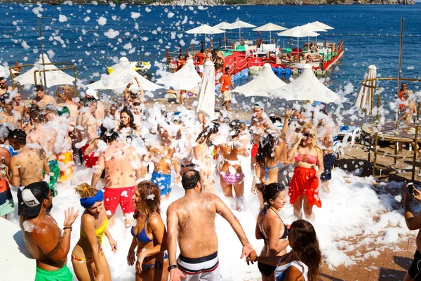 Marmaris, tacchino - luglio, 13tgh, 2015 - schiuma spiaggia estate partito marmaris tacchino — Foto Stock