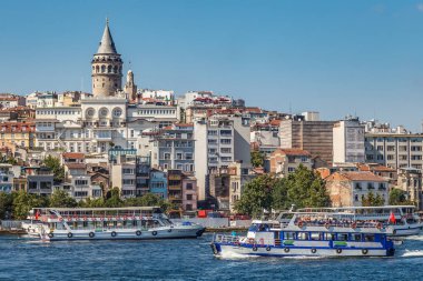 Tekneler ve kule Türkiye ile tarihi merkezi istanbul deniz kıyısı