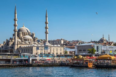 Tekneler ve kule Türkiye ile tarihi merkezi istanbul deniz kıyısı