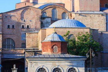Tekneler ve kule Türkiye ile tarihi merkezi istanbul deniz kıyısı