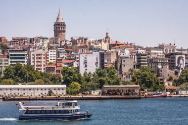 Tekneler ve kule Türkiye ile tarihi merkezi istanbul deniz kıyısı
