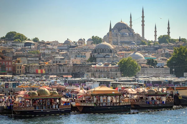 Tekneler ve kule Türkiye ile tarihi merkezi istanbul deniz kıyısı