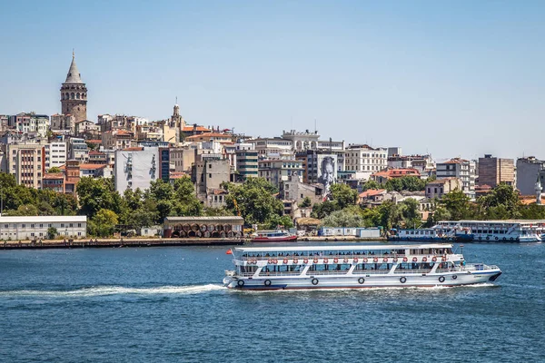 Tekneler ve kule Türkiye ile tarihi merkezi istanbul deniz kıyısı