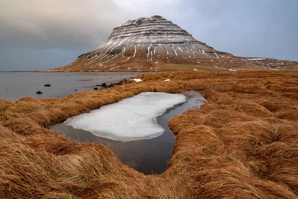 アイスランドの滝と有名な山 Kirkjufle アイスランドの冬 氷と雪 黄色の草 アイスランドの有名な風景 — ストック写真