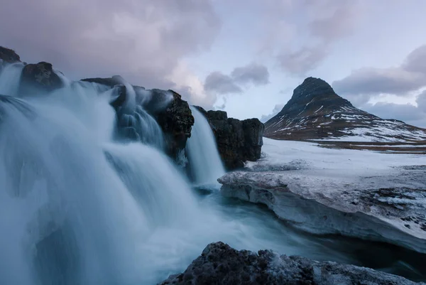 Знаменита Гора Водоспадами Ісландії Кірджюфелл Зима Ісландії Лід Сніг Відображення — стокове фото