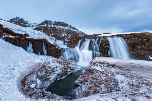 アイスランドの滝と有名な山 Kirkjufle アイスランドの冬 氷と雪 黄色の草 アイスランドの有名な風景 — ストック写真