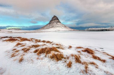 İzlanda 'da şelaleli ünlü dağ, kirkjufell, İzlanda' da kış, buz ve kar, yansımalar, sarı çimenler, doğa, İzlanda 'nın ünlü manzarası