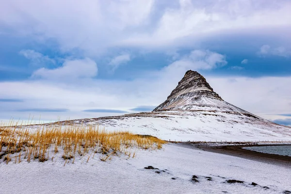 Montaña Famosa Con Cascadas Islandia Kirkjufell Invierno Islandia Hielo Nieve — Foto de Stock