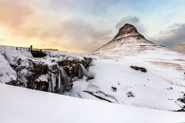 İzlanda 'da şelaleli ünlü dağ, rüzgarlı hava, kirkjufell, İzlanda' da kış, buz ve kar, yansımalar, sarı çimen, doğa, İzlanda 'nın ünlü manzarası