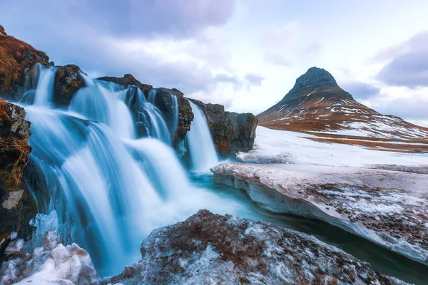 Знаменита Гора Водоспадами Ісландії Вітряна Погода Kirkjufell Зима Ісландії Лід — стокове фото