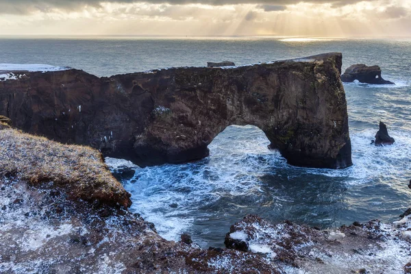 アイスランドのDyrholay岩のアーチ アイスランドの冬 冬のDyrholayアーチ 海の嵐 — ストック写真