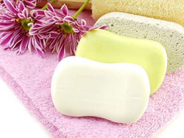 Beyaz banyo havlusu ve beyaz arka plan üzerinde fırçalayın sabun çubuğu