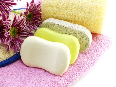 Beyaz banyo havlusu ve beyaz arka plan üzerinde fırçalayın sabun çubuğu