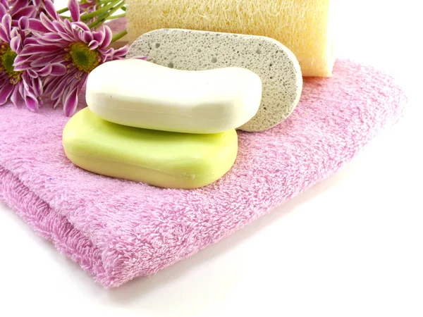 Tvål på vit badhandduk och scrub — Stockfoto