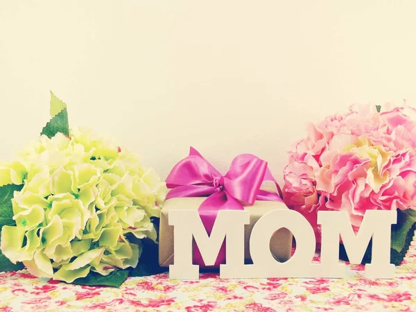 Gifts and beautiful bouquet of flowers for mom for mother day or birthday — Stock Photo, Image