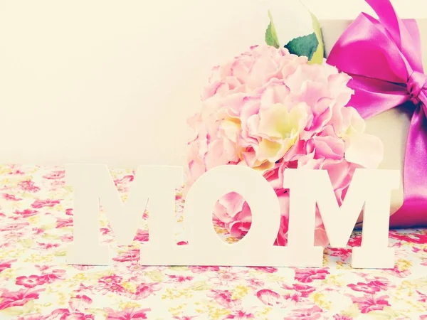Prezenty i piękny bukiet kwiatów dla mamie na dzień matki lub urodziny — Zdjęcie stockowe