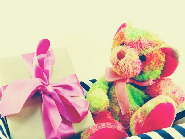 Χαριτωμένο αρκουδάκι με δώρο και όμορφο μπουκέτο λουλουδιών — Φωτογραφία Αρχείου