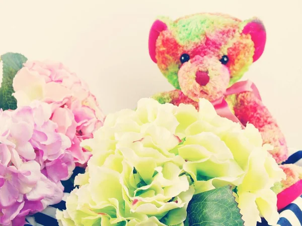 Lindo oso de peluche con regalo y hermosa flor de ramo — Foto de Stock