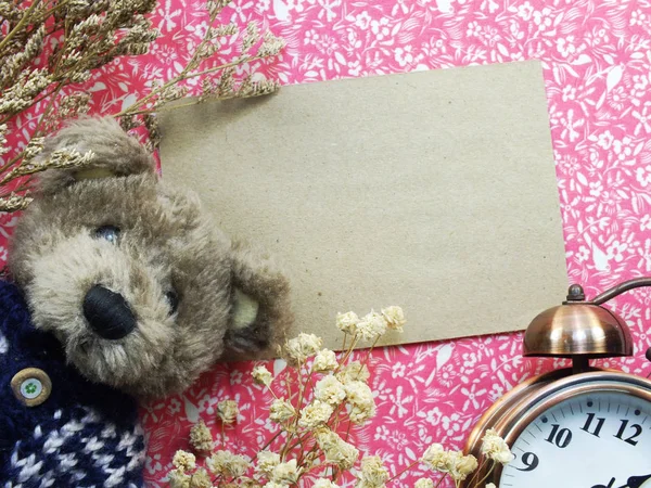 Teddybeer met bos bloemen kopiëren ruimte — Stockfoto