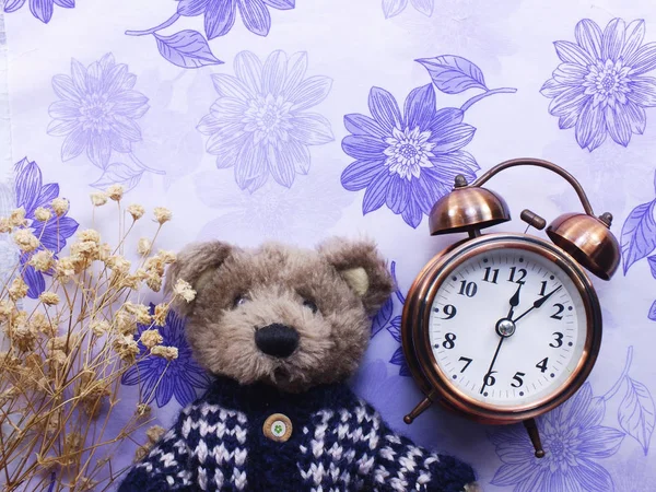 Teddybeer met bos bloemen kopiëren ruimte — Stockfoto