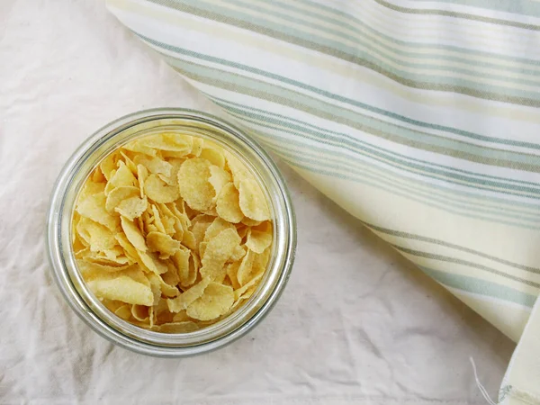 Nahaufnahme von Cornflakes in der Grasflasche — Stockfoto