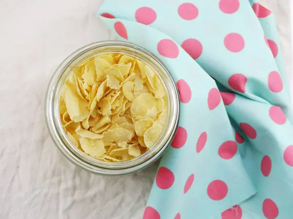 Nahaufnahme von Cornflakes in der Grasflasche — Stockfoto