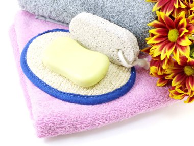 Beyaz banyo havlusu ve bodur sabun çubuğu