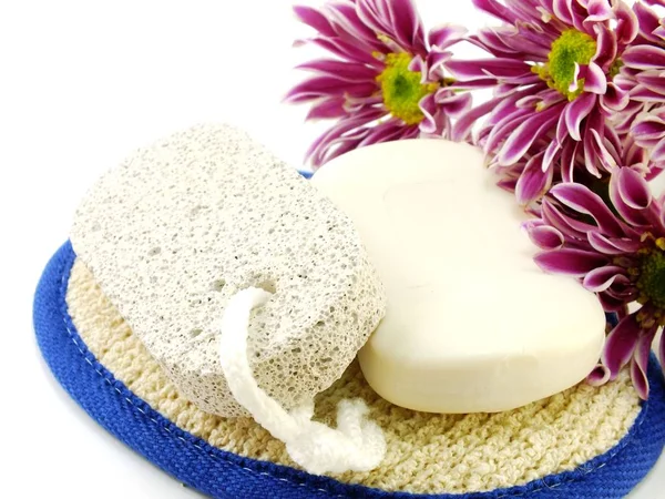 Beyaz banyo havlusu ve bodur sabun çubuğu — Stok fotoğraf