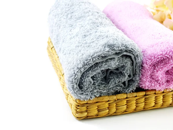 Rotolo di asciugamano su sfondo bianco — Foto Stock