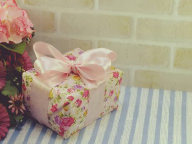 güzel romantik hediye kutusu ve yapay çiçek buketi