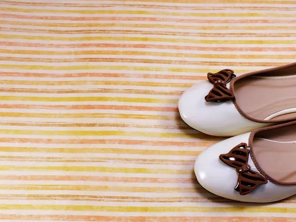 Feminino sapatos de balé plana no fundo colorido — Fotografia de Stock